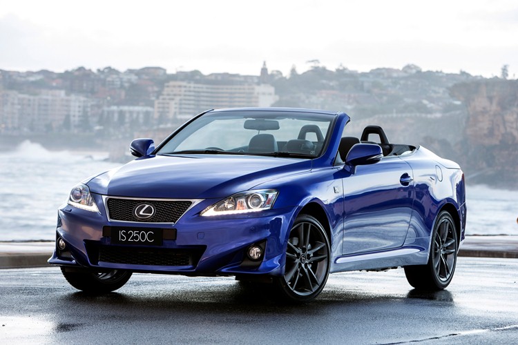Xe Lexus mui trần cũ IS 250C tăng tốc nhanh chóng