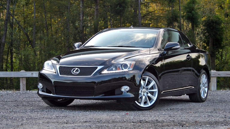 Mẫu xe Lexus mui trần cũ IS 350C màu đen bóng