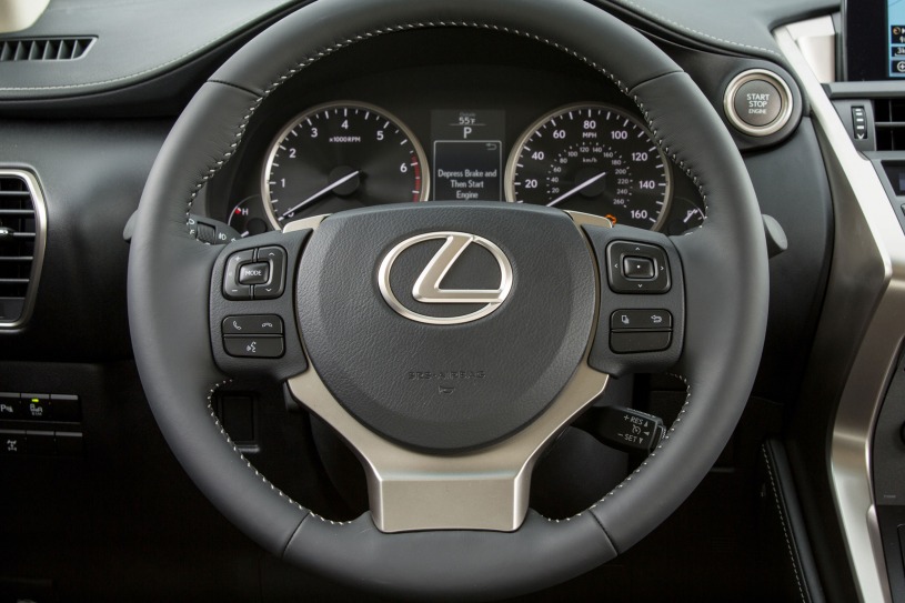 vô lăng và đồng hồ kỹ thuật số Lexus NX200T 2017