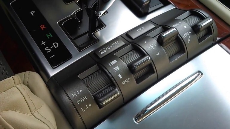 Nút chức năng Crawl Control trên xe Lexus 570