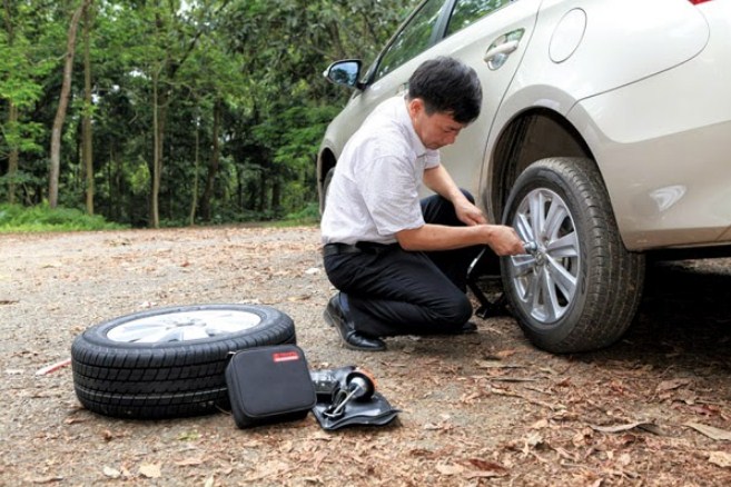 Hướng dẫn cách thay lốp dự phòng cho ô tô