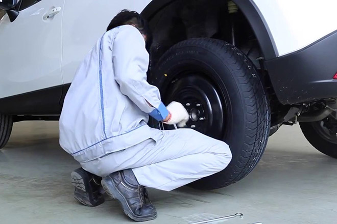 Hướng dẫn cách thay lốp dự phòng xe ô tô chuẩn kỹ thuật