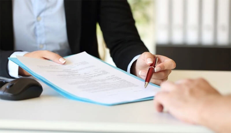 Khách hàng cần đọc kỹ điều khoản trước khi ký hợp đồng
