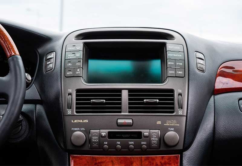 Hình ảnh cận cảnh màn hình và tablo Lexus LS 430