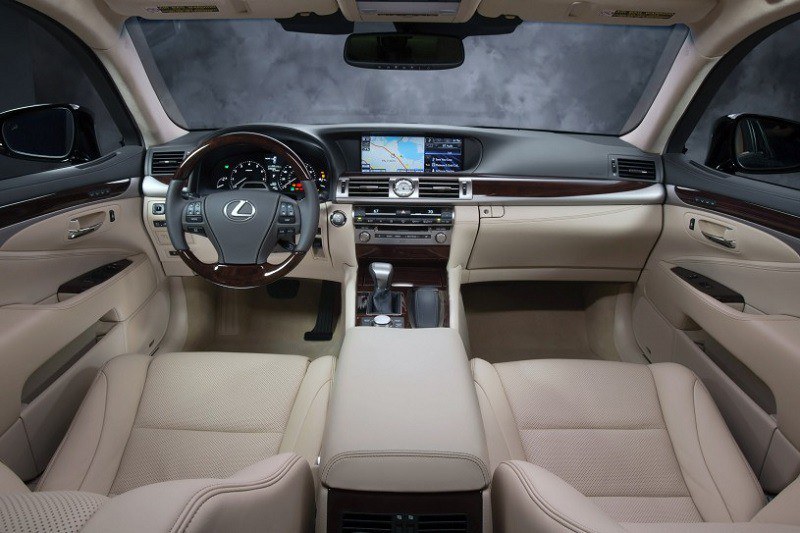 Màn hình giải trí của Lexus LS 460L rộng hơn 12 inch
