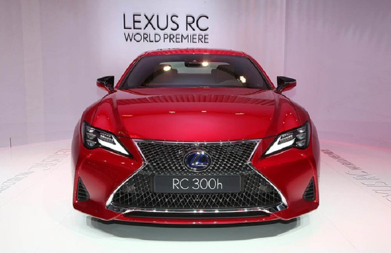Đầu xe Lexus vẫn là sở hữu lưới tản nhiệt hình con suốt