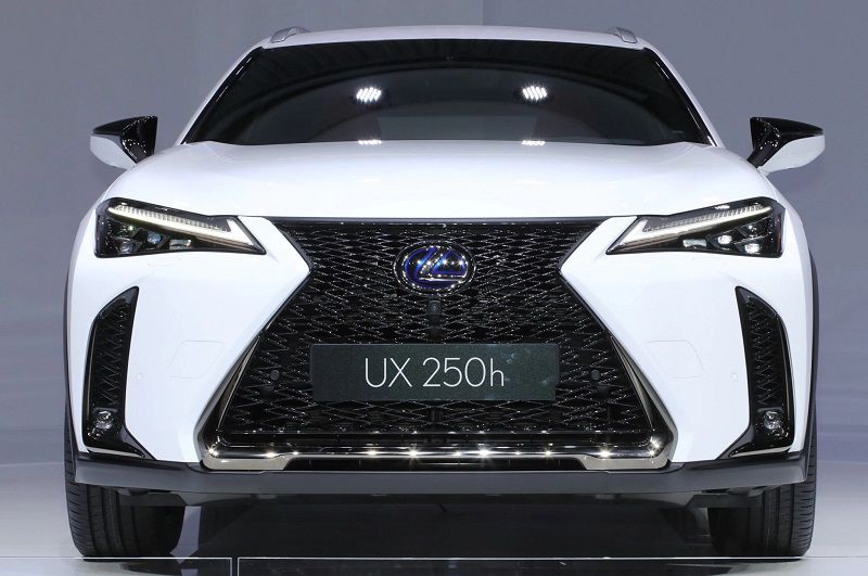 Thiết kế đầu xe của Lexus UX250h 2022 mang đậm chất thể thao