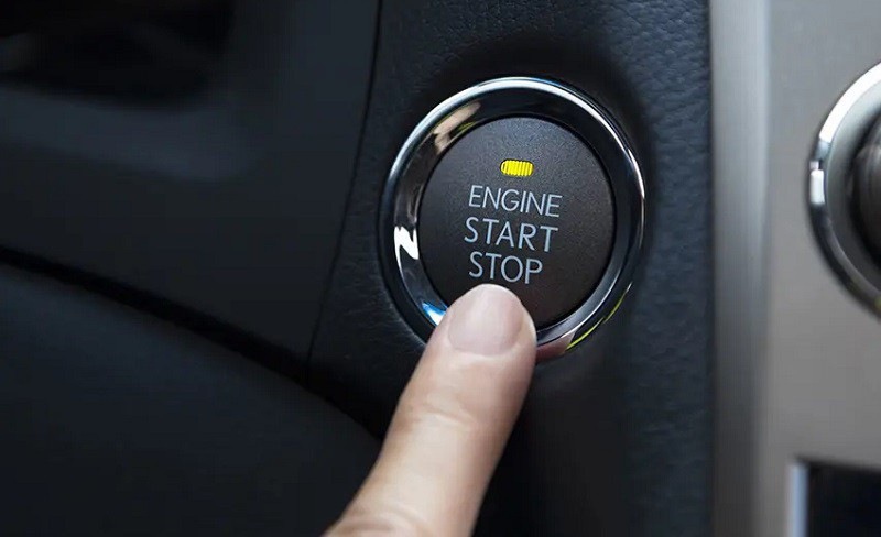 Với ô tô, bạn không nên tắt máy khi dừng chờ đèn đỏ
