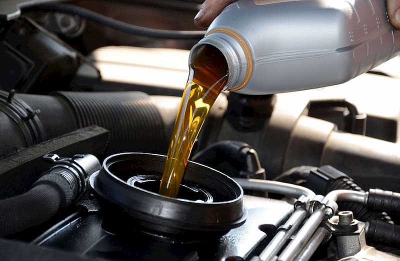 Nên thay dầu nhớt thường xuyên để các bộ phận của xe ô tô được đảm bảo hoạt động tốt