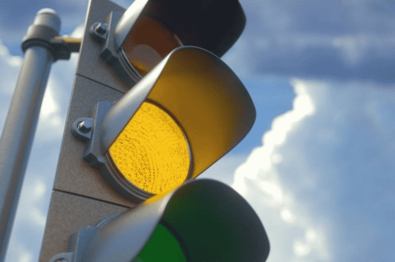 Khi gặp đèn vàng vẫn cố tình vượt cũng bị coi là vi phạm luật giao thông đường bộ