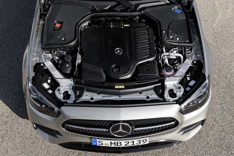 Mercedes E200 được đánh giá cao hơn về khả năng vận hành êm ái