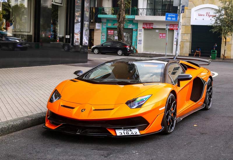 Hình ảnh chiếc xe Lamborghini trên đường phố