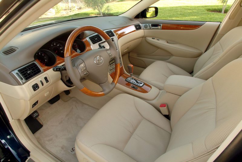 Thiết kế nội thất của Lexus ES330 chủ yếu từ gỗ và da mềm
