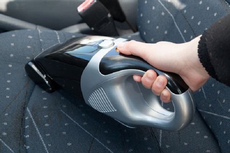 Máy hút bụi là dụng cụ dọn vệ sinh nội thất cần thiết cho xe ô tô