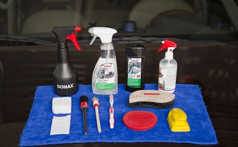 Chuẩn bị các dụng cụ cần thiết để vệ sinh nội thất ô tô