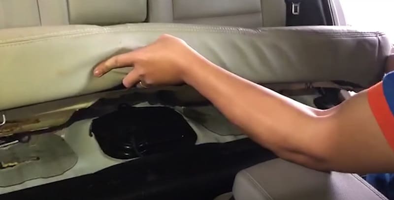 Tháo ghế khỏi xe